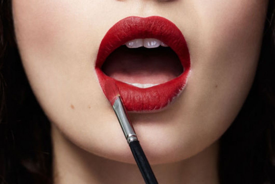 The perfect lips. How to make your lipstick last longer with at-home methods?